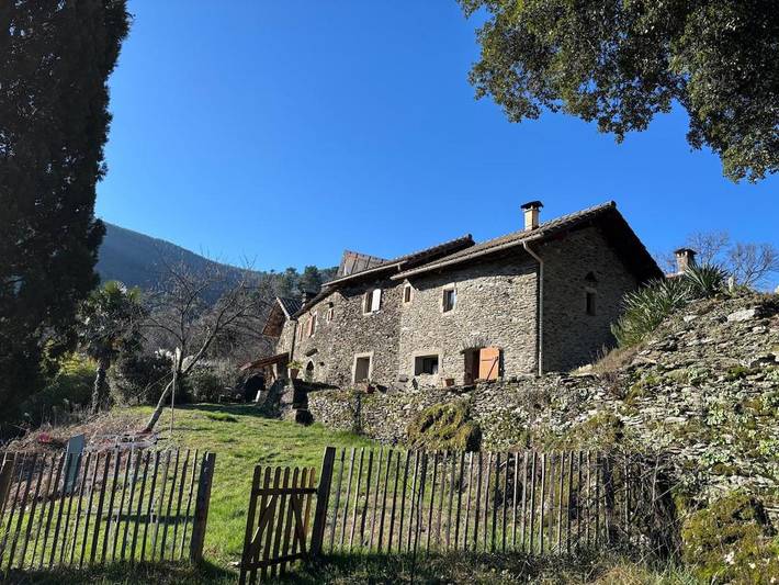 Location de vacances pour 6 personnes, avec piscine ainsi que vue et jardin, adapté aux familles à Le Collet-de-Dèze