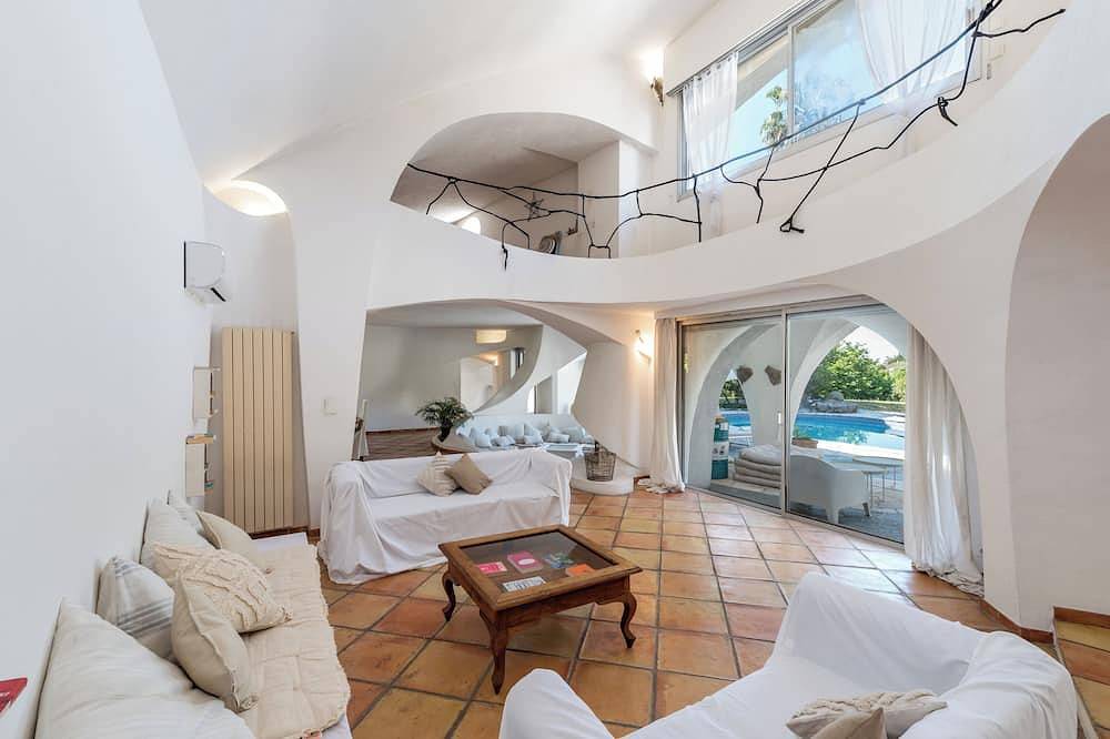 Luxurious and quiet 5-bedroom villa in enchanting Grasse with Wifi, Ac, Pool, in Grasse, Region de Cannes