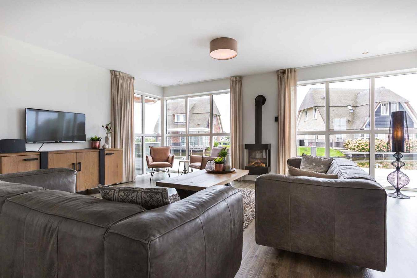 Luxuriöse Villa für 10 Personen mit Sauna am Tjeukemeer in Friesland in Delfstrahuizen, Friesland