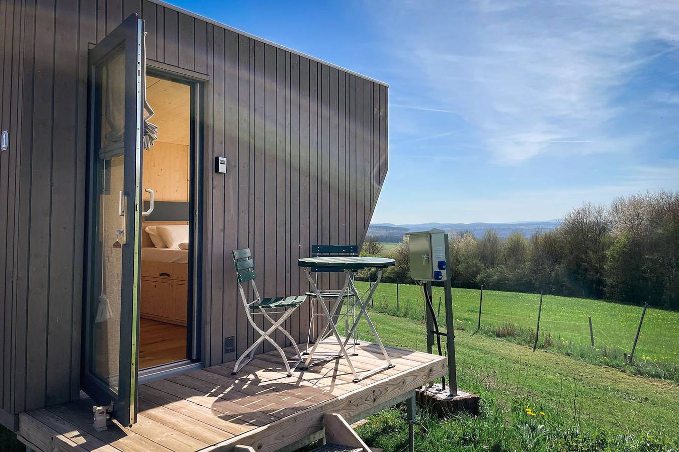 Abgehoben übernachten im Green Tiny Sleep Space bei der Flugschule Dolmar in Kühndorf, Meiningen Region