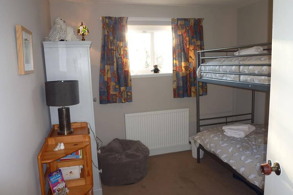 Fabulous location, luxury lodge for 8+2 in cots, hot tub, garden, garage, dogs in Aviemore, Highlands