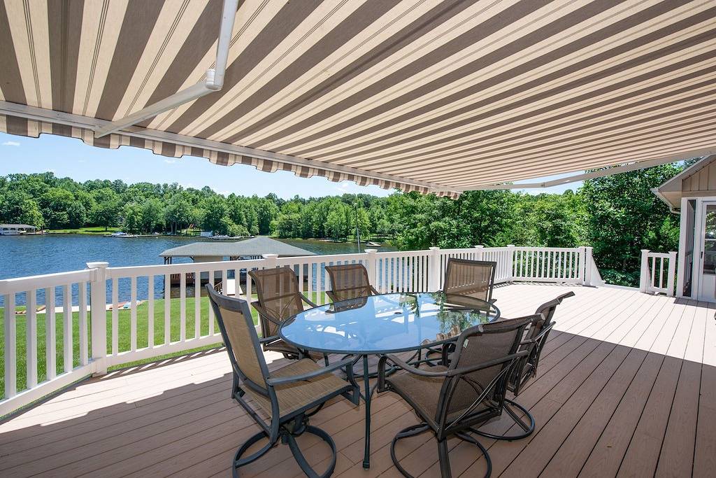 Neue Liste (neue Besitzer)! Luxuriöses Lakefront-Haus mit überdachter Hafenanlage in Lake Anna