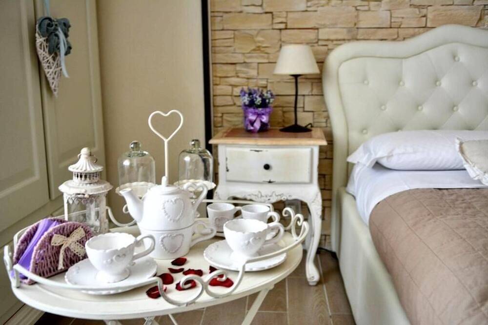 Romantic Dreams: Double Room with Private Bathroom in Rom, Rom Provinz