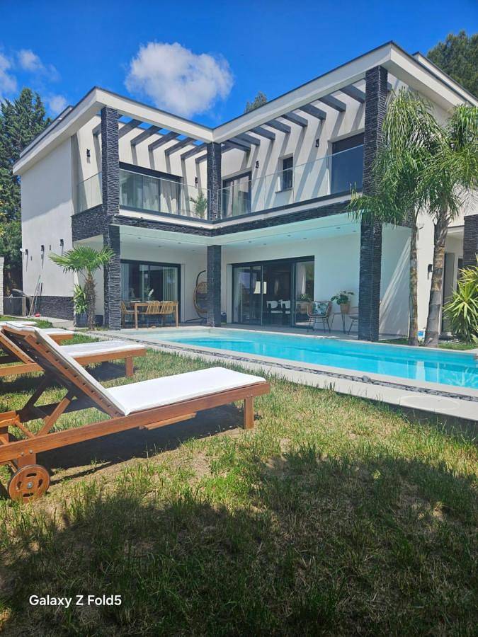 Chalet para 10 personas, con vistas y sauna además de terraza y piscina - 1