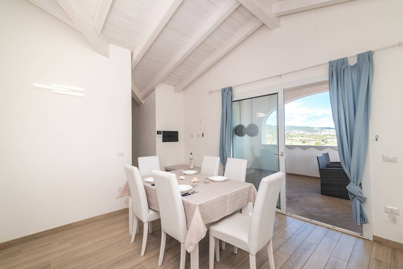 Apartamento entero, Apartamento 'Attico Con Vista Mare A Budoni' con vistas al mar, terraza y aire acondicionado in Budoni, Olbia-Tempio