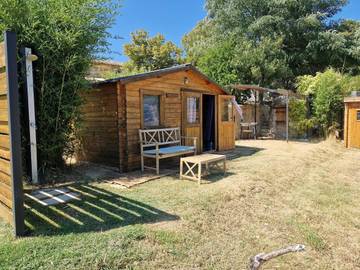 Location de vacances pour 2 personnes, avec terrasse et piscine ainsi que jardin et vue dans le Luberon