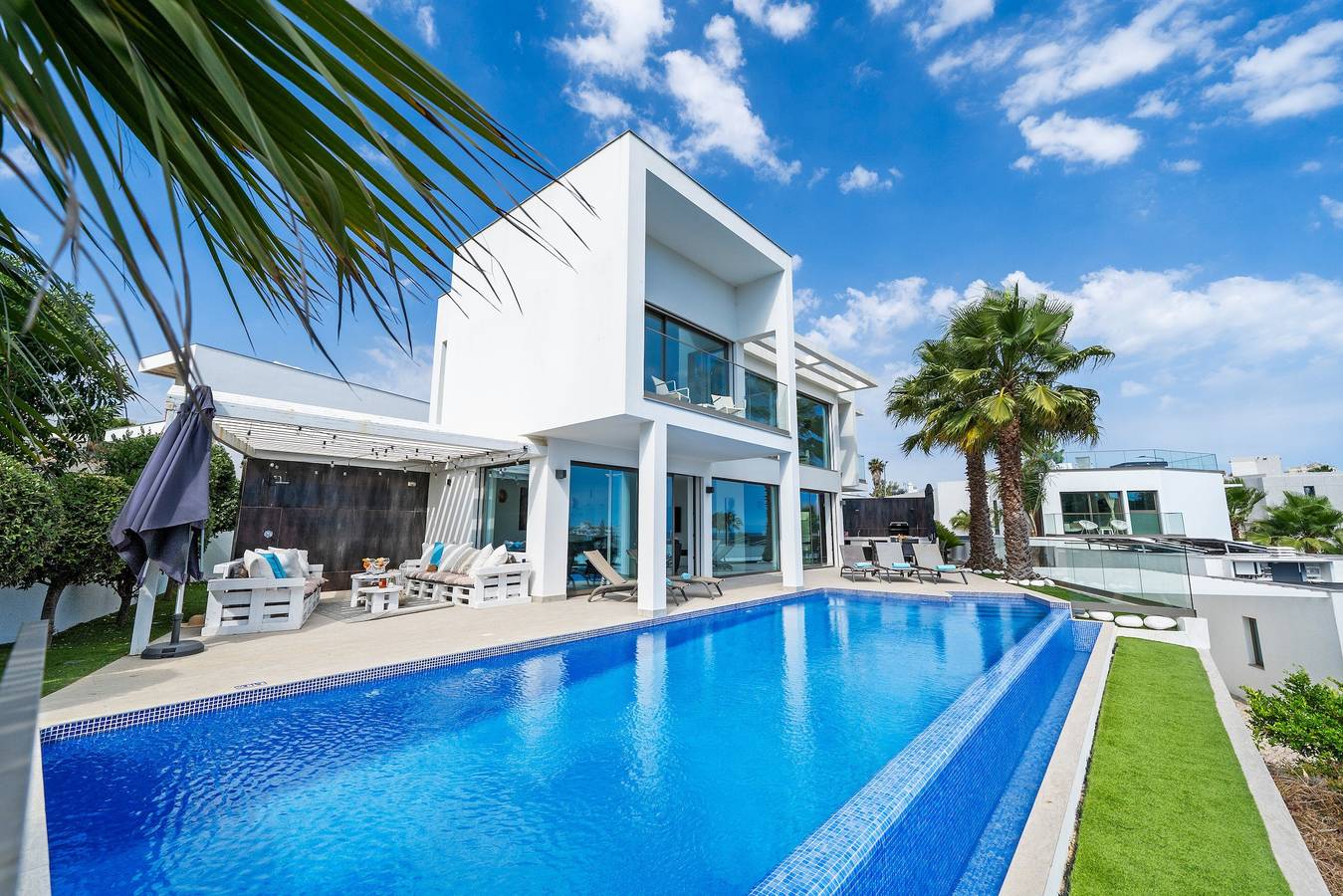Villa Catalina met Infinity Pool en Uitzicht op Zee in Armação de Pera, Faro District