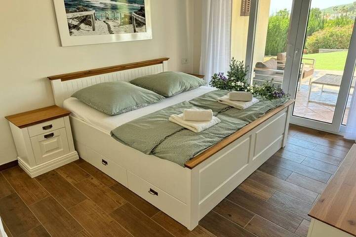 Appartement entier, Luxurious apartment garden pool beach 300 meters view of Africa Gibraltar in Playa de La Alcaidesa, La Línea de la Concepción