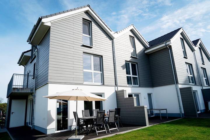 Ferienhaus mit Meerblick für 6 Personen, mit Balkon und Terrasse sowie Garten und Sauna in Schillig