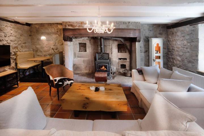 Location de vacances pour 8 personnes, avec jacuzzi et jardin à Lanobre - 2