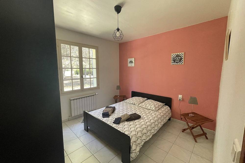 Villa 6km from St Rémy de Provence with swimming pool for 2 to 10 people in Eyragues, Arles region