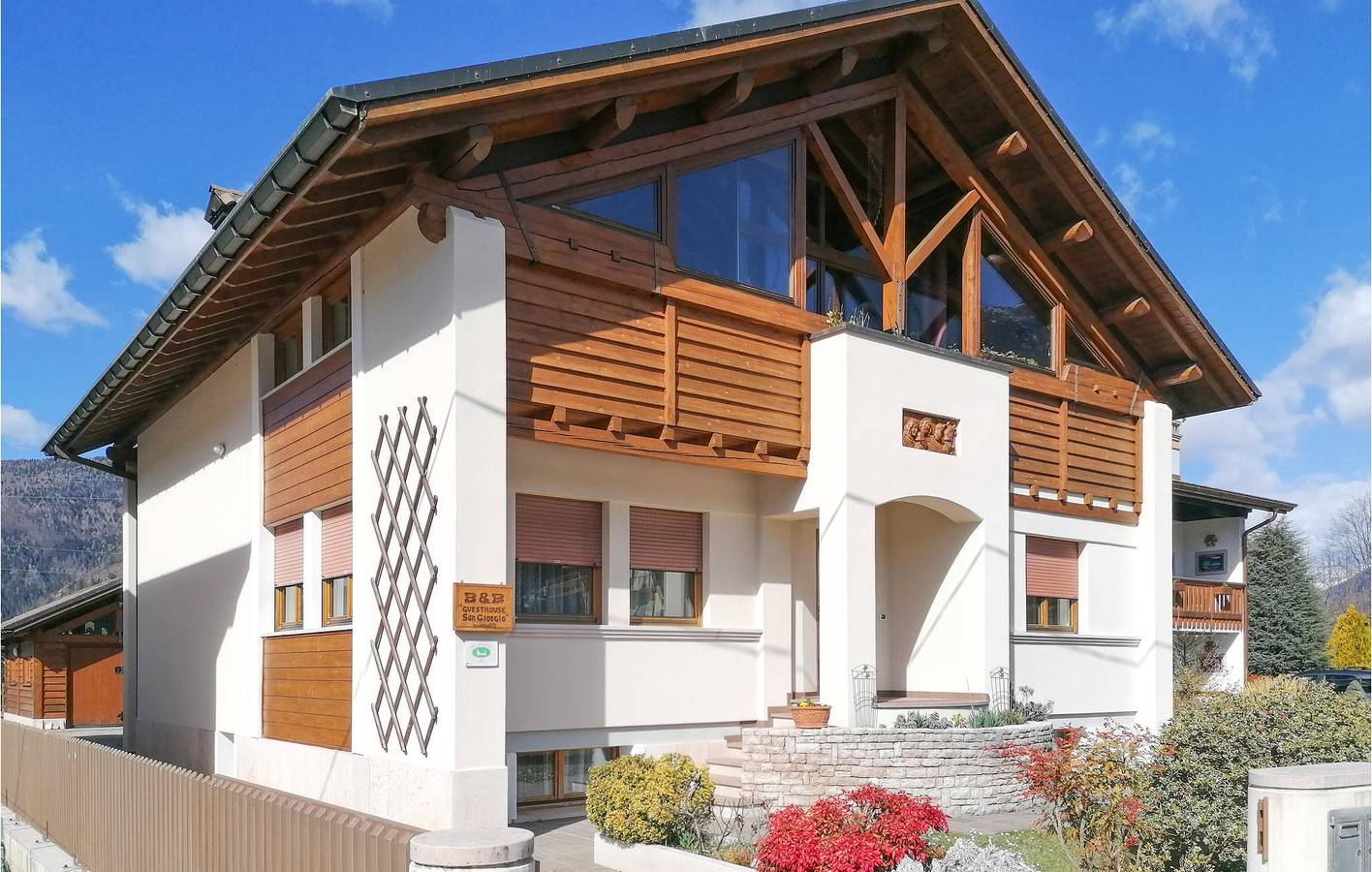 Geheel vakantieappartement, Prachtig appartement van 100 m²: Uitzicht op stad & rivier, parkeerplaats, keuken & internet in Sovramonte, Cimonega Groep