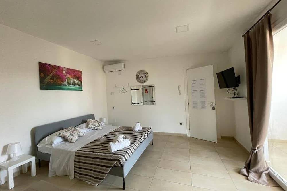 Apartamento entero, -Dimartino Home-Double Room with Balcony (2 Adults + 1 Child) in Pachino, Provincia de Siracusa