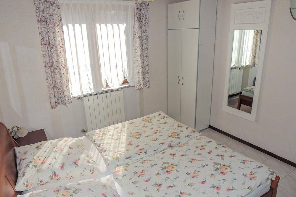 Ganze Wohnung, 2-Zimmer-Wohnung mit Balkon und wunderschöner Seesicht in Pino sulla Sponda del Lago Maggiore, Maccagno con Pino e Veddasca