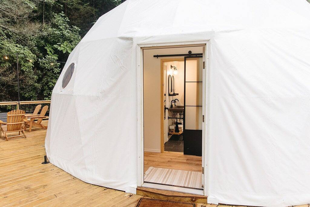 \"Home Sweet Dome\" Modern Treehouse Stay w/ Hot Tub in Daniel Boone National Forest