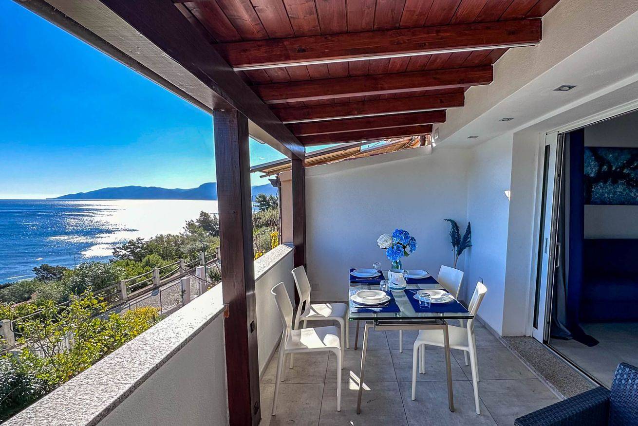 Apartamento entero, Mama House con vistas al mar y A/C in Cala Gonone, Dorgali