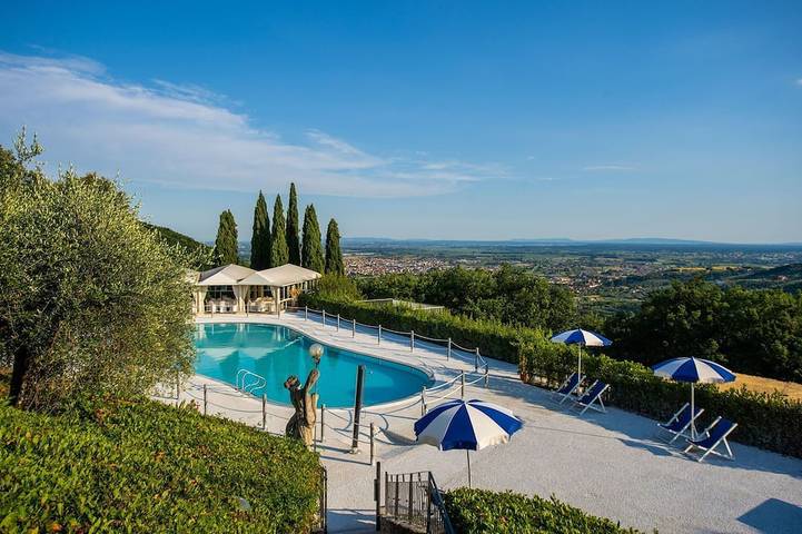 Ferienhaus für 14 Personen, mit Balkon und Whirlpool sowie Garten