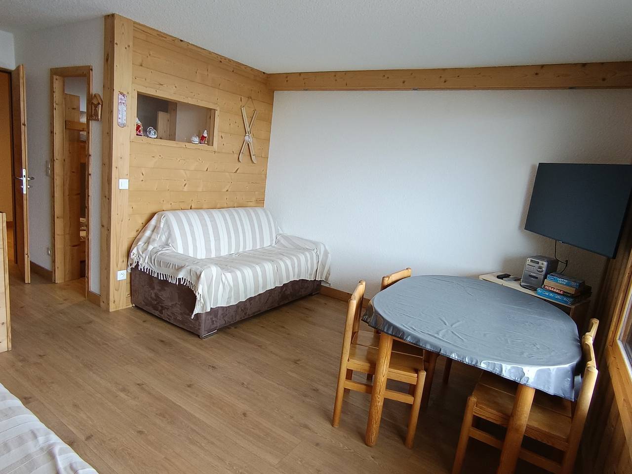 Entire studio, Renovated apartment near slopes with parking and balcony in Montgenèvre, Briançon region