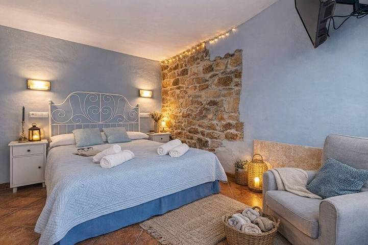 Jacuzzi dans la chambre avec vue sur la montagne, barbecue et cheminée in Teverga, Chaîne Cantabrique
