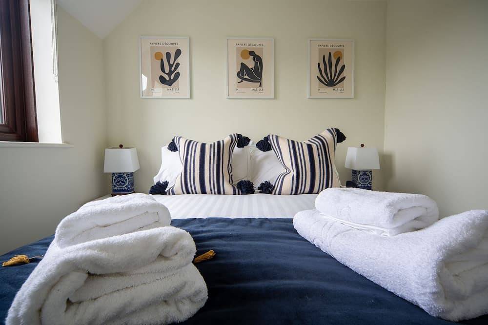 Spindrift, Padstow, peaceful, views, parking - 10min walk to harbour in Padstow, Cornwall