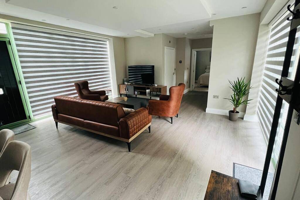 Three-Bedroom Villa in London, Südostengland