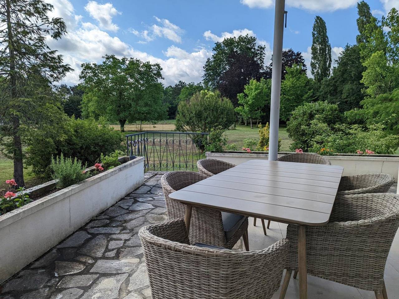 Hermosa casa con spa privado, jardín, se permiten mascotas y Wi-Fi in Agris, Charente