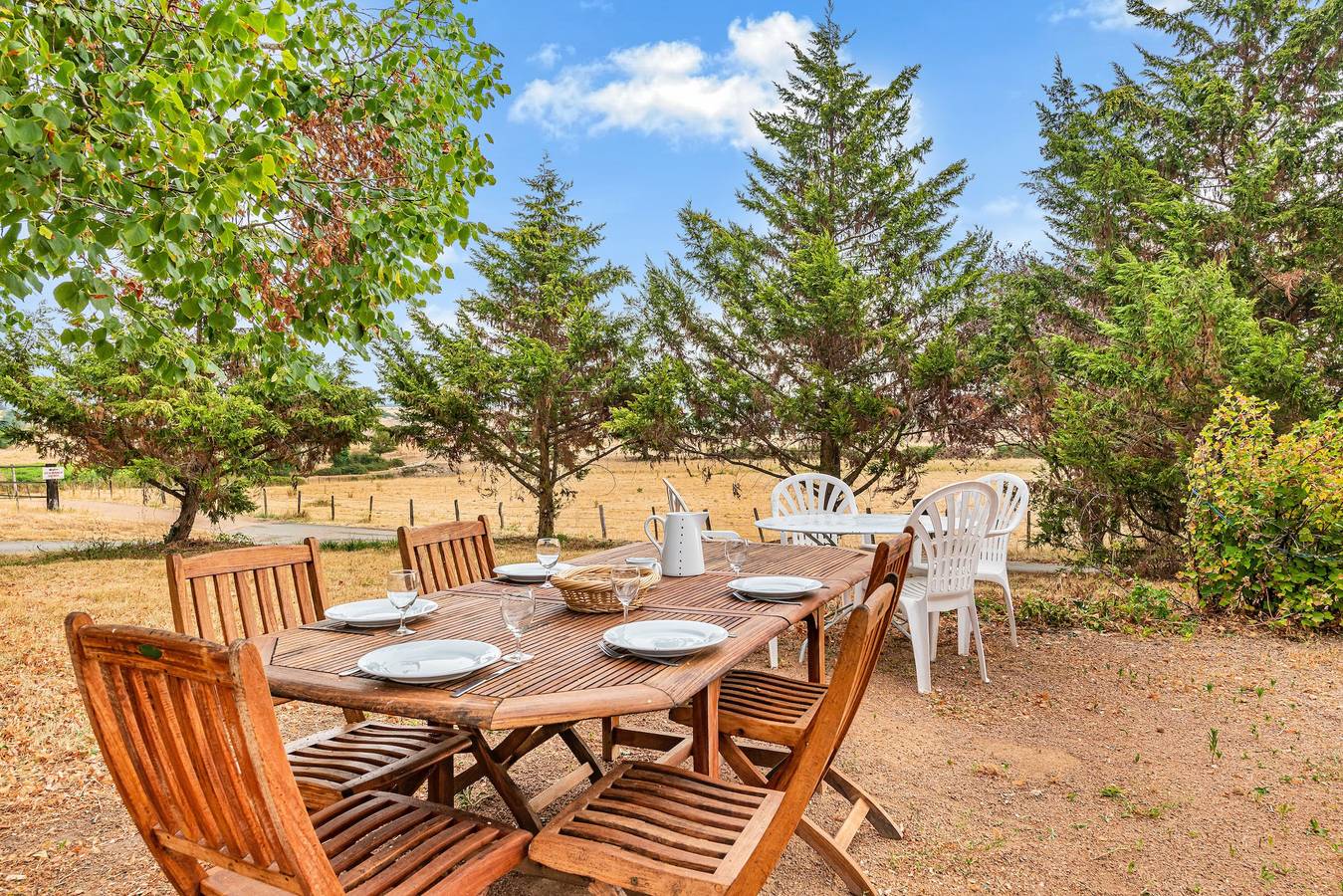 Gîte « Domaine de Collonges » avec terrasse privée et jardin privatif in Saint-Georges-de-Baroille, Région de Roanne