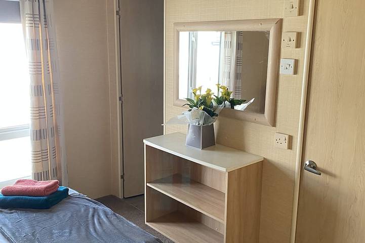 Luxury Air Conditioned holiday Lodge . sleeps 5  Burgh Castle  Great Yarmouth in Burgh Castle (pueblo), Great Yarmouth