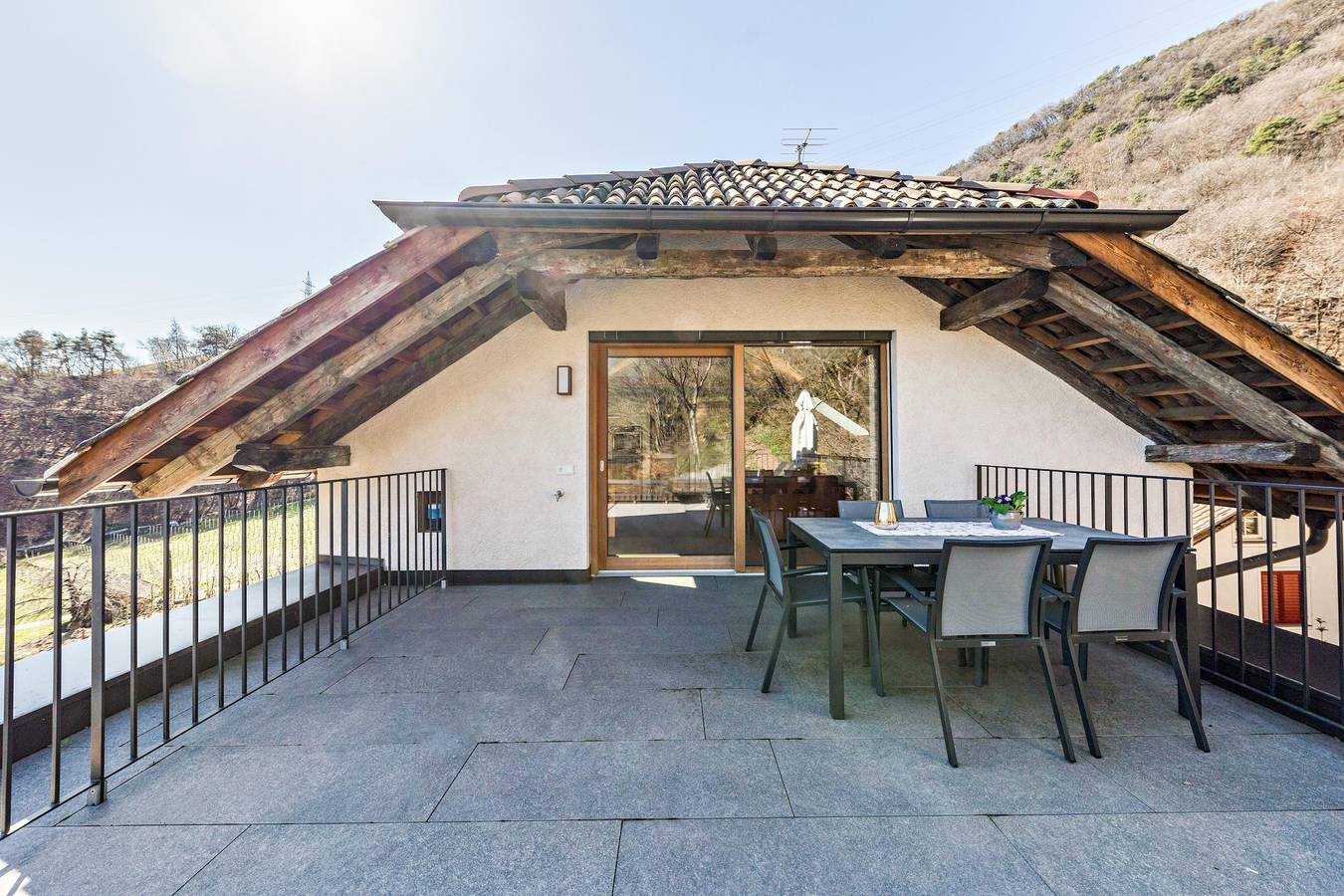 Entire apartment, Apartment 'Firmelein - Dachwohnung' with Mountain View, Private Terrace and Wi-Fi in Missian, Eppan an der Weinstraße