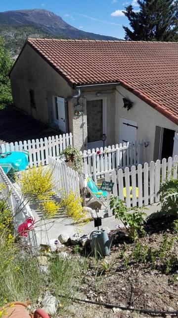 Gîte pour 4 personnes, avec jardin et vue dans Châteauredon