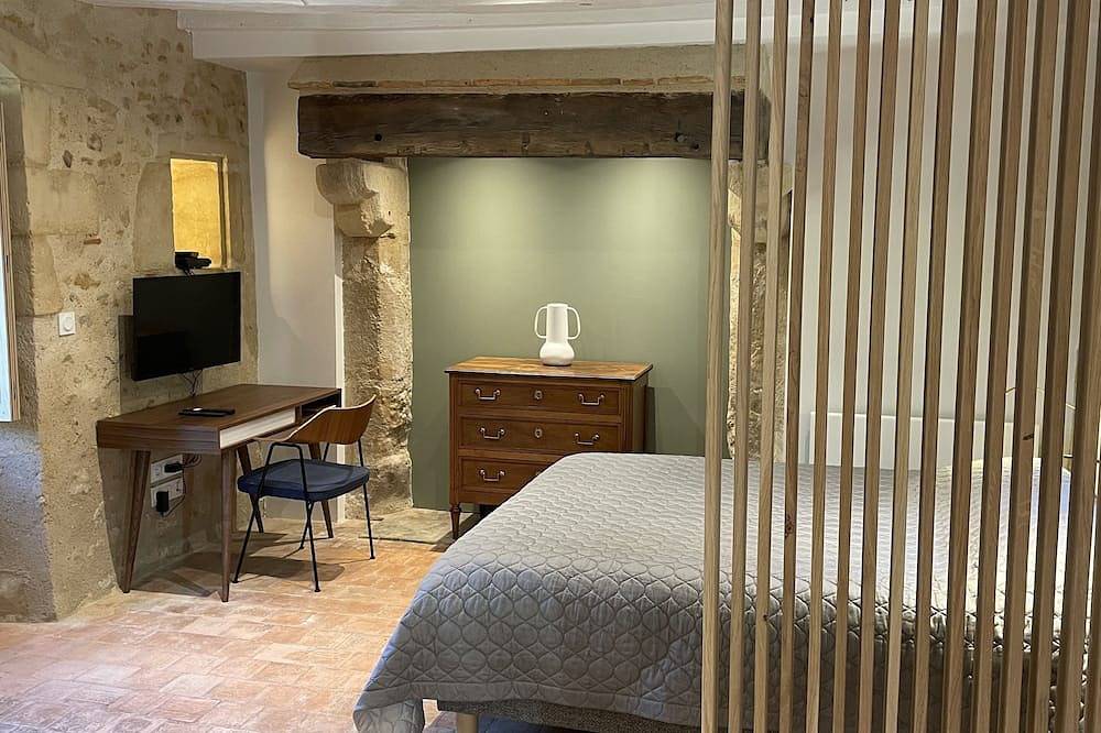 Appartement entier, Studio calme confortable 35M2 face jardin entretenu à 15km du zoo de la Fleche in Durtal, Région d'Angers