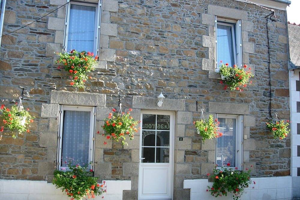 5 Mins From Paimpol Brehat, 40 Mins From Cote De Granit Rose. 2 To 12 Adults in Lézardrieux, Pink Granite Coast