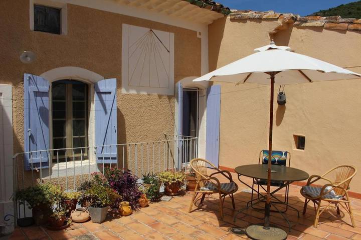 Location de vacances pour 7 personnes, avec terrasse et vue à Vailhan