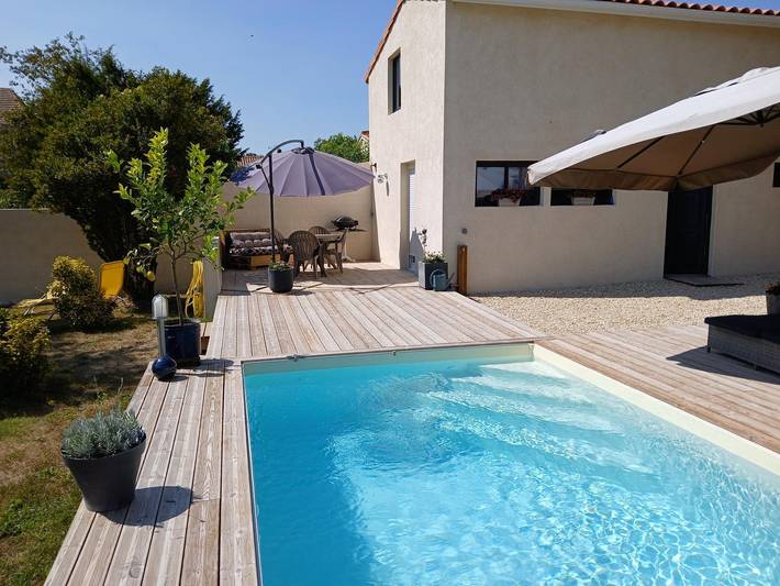 Gîte pour 4 personnes, avec Terrasse ainsi que Jardin et Piscine à Saint-Germain-de-Lusignan