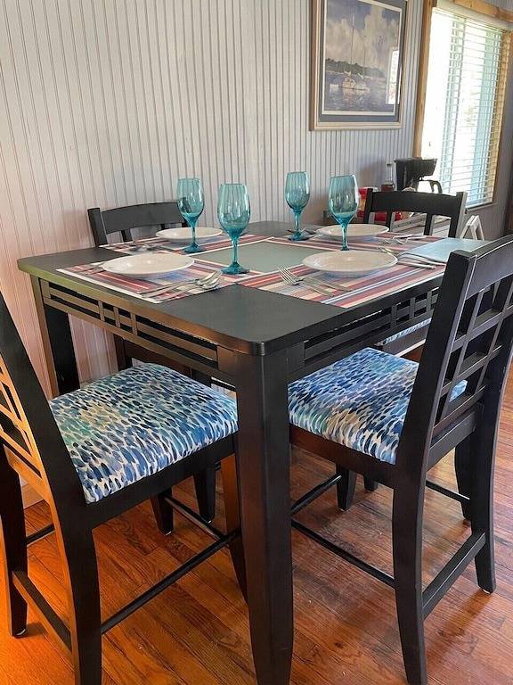 Riverfront Retreat /Heart of Downtown Caseville - short stroll to Beach/sleeps 6 in Huron County