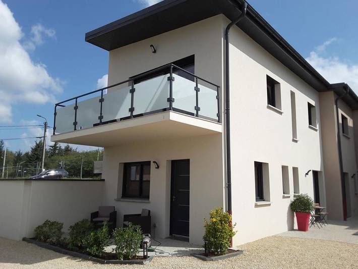 Chambre d’hôte pour 4 personnes, avec Balcon ainsi que Terrasse et Vue à Saint-Priest