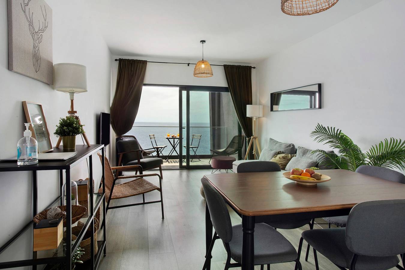 Apartamento inteiro, Apartamento 'Ocean Cliff' com vista para o mar, varanda e Wi-Fi in Gaula, Madeira