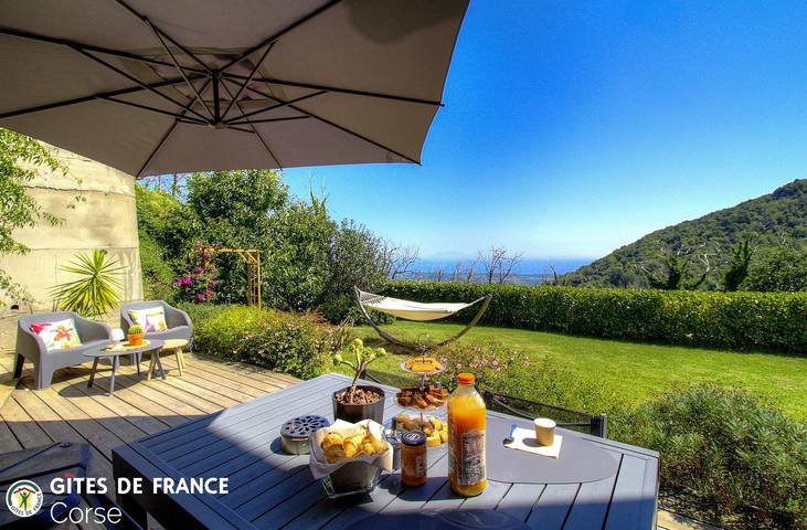 Gîte pour 2 personnes, avec Terrasse ainsi que Jardin et Vue à Penta-di-Casinca