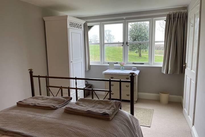 Ein Selbstversorgerhotel mit einem Schlafzimmer in einer idyllischen Talumgebung. in Stroud, Gloucestershire