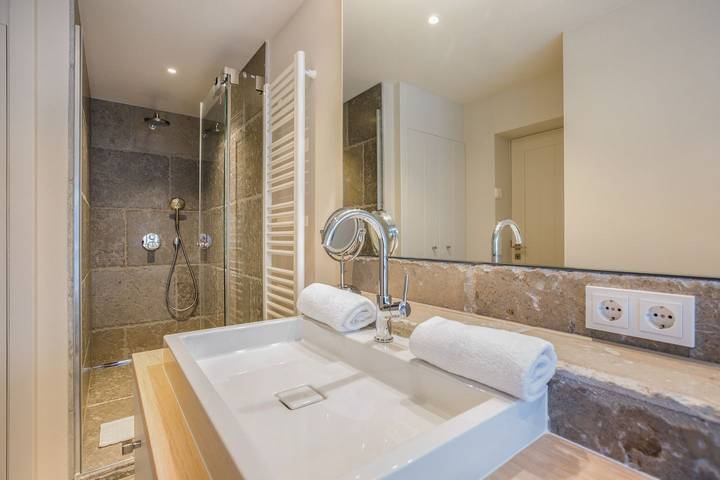 Ganze Wohnung, Moderne Ferienwohnung im idyllischen Alt-Westerland mit Natursteinbad. in Westerland, Sylt (Gemeinde)