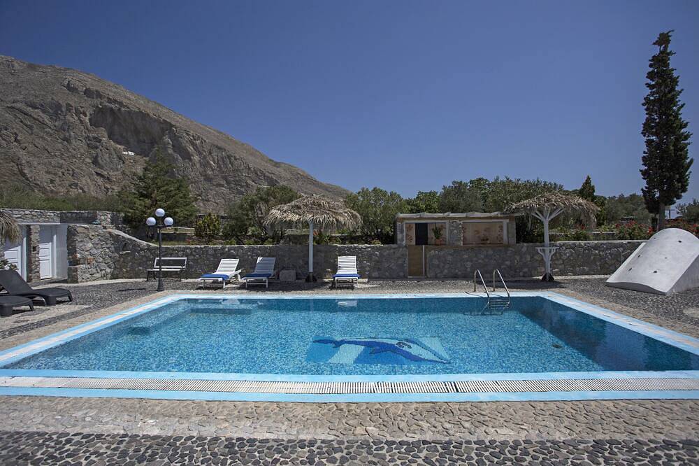 Bed And Breakfast for 5 People in Perissa, Santorini