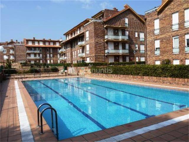 Apartamento para 5 personas, con Terraza y Piscina en Isla (Cantabria)