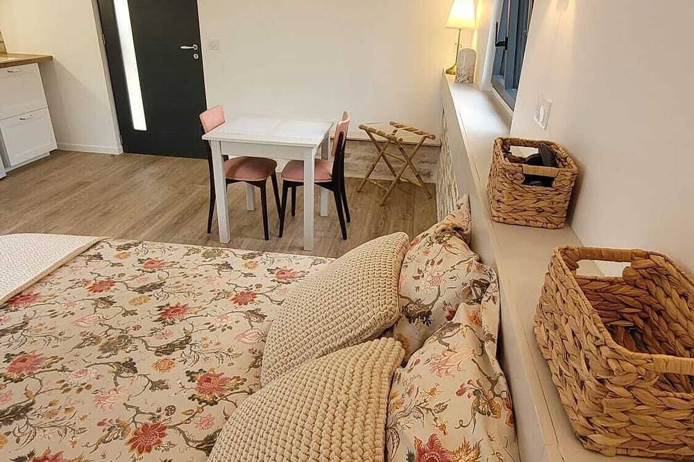 Entire apartment, Studio/Chambres d'hôtes La Pause Cadurcienne in Cahors in Cahors, Lot