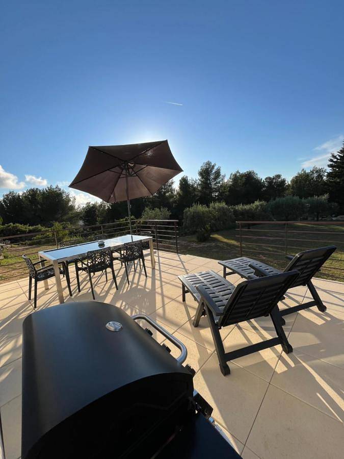 Appartement entier, Two-Bedroom Apartment in Saint-Mitre-les-Remparts, Côte méditerranéenne (France)