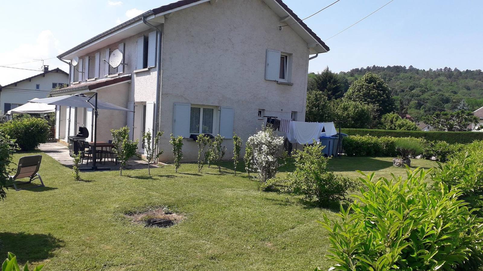 Cottage en bord de mer avec jardin et Wifi in Port-Lesney, Jura