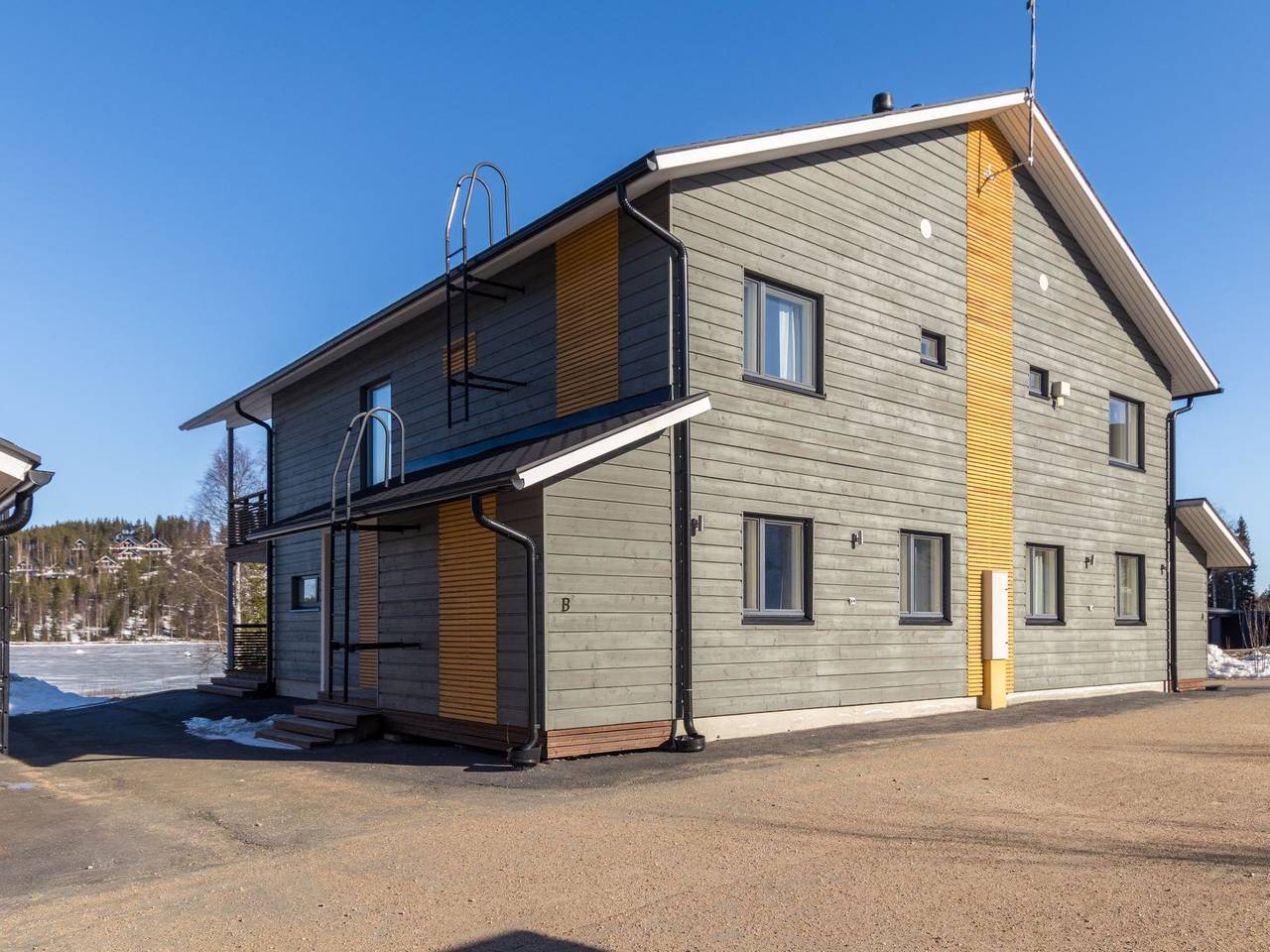 Hallan karhu b, paritalo in Ukkohalla, Kainuu