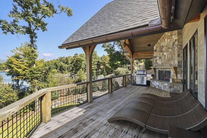 Vacation rental for 10 people, with hot tub and yard as well as sauna in Lake James