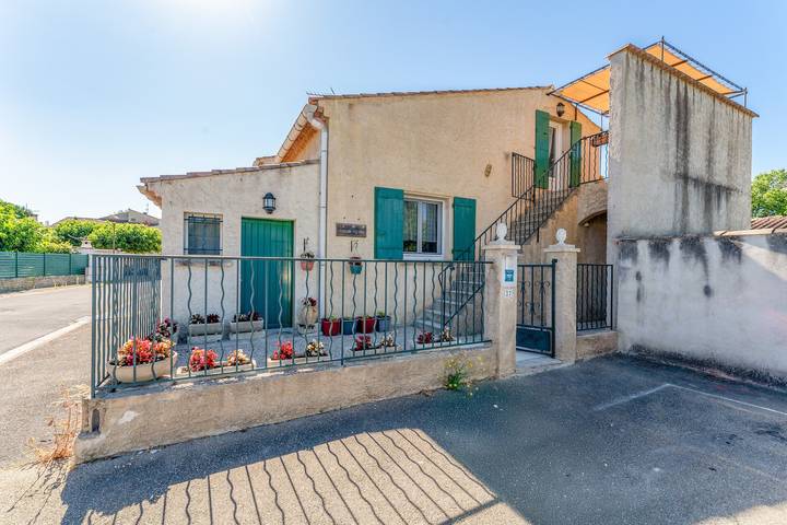 Geheel appartement, Appartement ‘La Maison Fleurie’ met privéterras, wifi en airconditioning in Saint-Rémy-de-Provence, Arles en omgeving