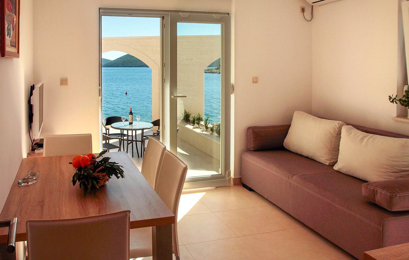 Ganze Ferienwohnung, Apartment mit Meerblick, Terrasse, WLAN und Parkplatz – 1,5 km zum Strand in Klek, Dubrovnik-Neretva