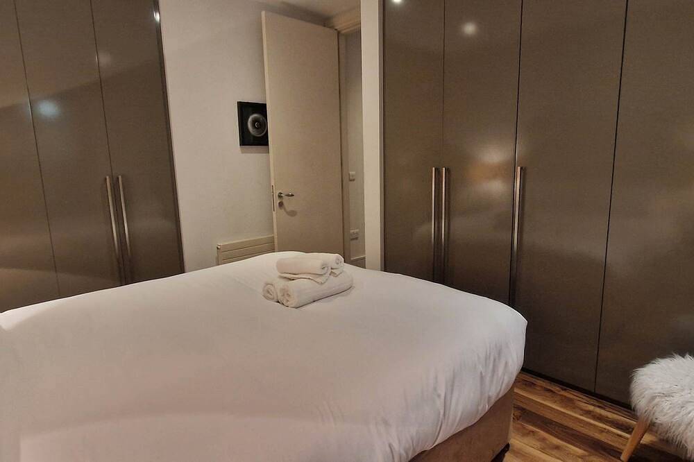 Entire apartment, Slick & Stylish - Large 1Bd in Heart of Cork City in Cork, County Cork